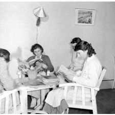 Collège d'enseignement technique pour jeunes filles. Dans la salle de détente (le foyer), les élèves consultent des revues.