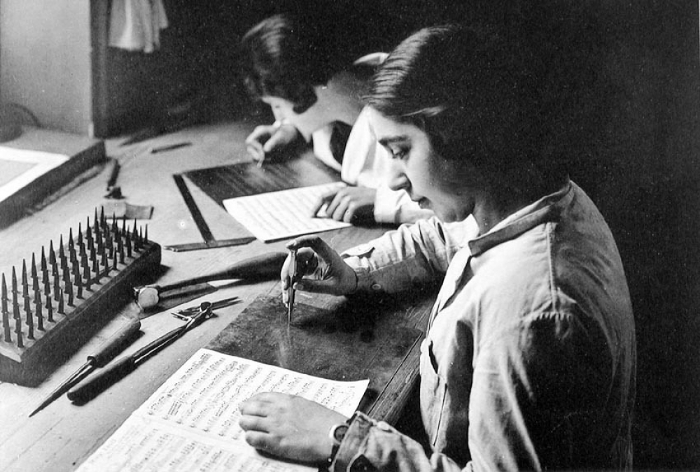 École Rachel - Fondation Léonard Rosenthal. Écoles d'Enseignement Technique gratuites - Section Féminine, 8 Rue Quinault - Paris.