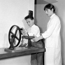 Centre de réadaptation fonctionnelle : travail de circumduction du poignet.
