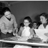 Collège d'enseignement technique pour jeunes filles. Deux élèves et leur professeur pendant un cours de couture.