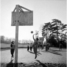 Lycée-pilote mixte de Montgeron. L'entraînement de basket pour les filles.