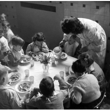 Ecole maternelle d'Aubervilliers : la salle à manger