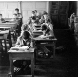 Ecole primaire de la Seine, rue Robert Estienne : la classe des garçons en activité de lecture. 