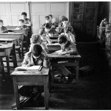 Ecole primaire de la Seine, rue Robert Estienne : la classe des garçons en activité de lecture. 