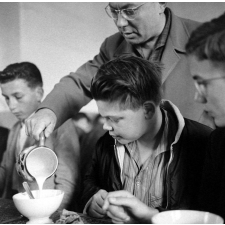 Voyage scolaire de fin d'année : Classe de garçons de Corbeil : Le Havre : Petit-déjeuner