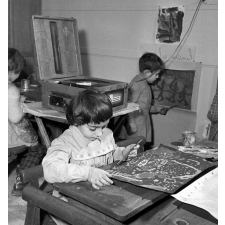 Ecole maternelle à Paris : peinture sur un thème musical