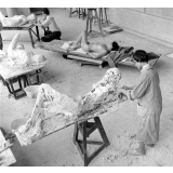 Ecole des Arts Décoratifs : la sculpture d'après modèle féminin.