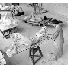 Ecole des Arts Décoratifs : la sculpture d'après modèle féminin.
