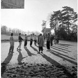 Lycée-pilote mixte de Montgeron. Une classe de filles à l'entraînement (ballon de basket). 