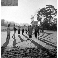 Lycée-pilote mixte de Montgeron. Une classe de filles à l'entraînement (ballon de basket).