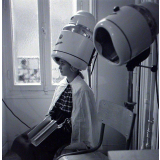 Institution publique d'éducation surveillée : la troisième année de coiffure. Le séchage d'une mise en plis.