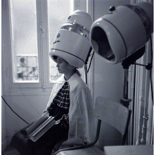 Institution publique d'éducation surveillée : la troisième année de coiffure. Le séchage d'une mise en plis.