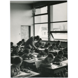 Ecole primaire Clemenceau-Oudinot : un instituteur encadre les élèves en activité.