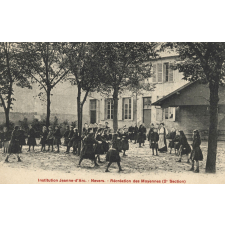 Institution Jeanne-d'Arc - Nevers - Récréation des Moyennes (2e section).