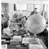 Ecole primaire. La vérification orthographique sur l'ardoise.