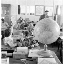Ecole primaire. La vérification orthographique sur l'ardoise.