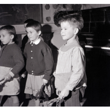 Enseignement musical. La répétition d'un orchestre d'élèves de maternelle. Les castagnettes.