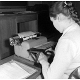 Collège d'enseignement technique pour jeunes filles. Le cours de sténodactylographie. Une élève s'entraîne au maniement du clavier d'une machine à écrire.