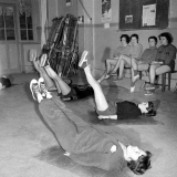 Collège d'enseignement technique de jeunes filles, Bourgoin (Isère) : exercices de renforcement musculaire au sol pour préparer une séance de ski