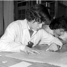 Collège d'enseignement technique pour jeunes filles. Le cours de couture. La réalisation d'un patron.
