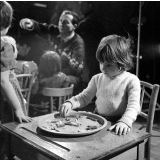 Ecole maternelle de Meudon : l'apprentissage du calcul grâce à des pinces à linge de couleur. 