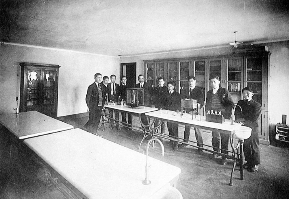 Ecole Nationale Professionnelle Jean Dupuy - Tarbes. 1928-1929. Industrie-Commerce-Hôtellerie.