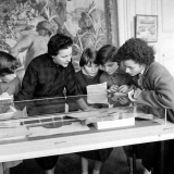 Musée d'Histoire de France : une responsable du service éducatif explique des documents à des élèves