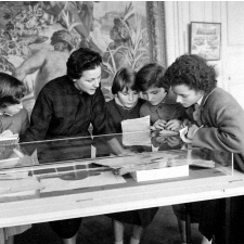 Musée d'Histoire de France : une responsable du service éducatif explique des documents à des élèves