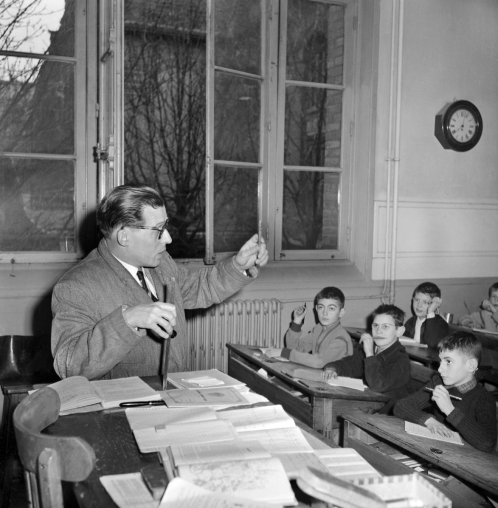 I.P.N. : un professeur et ses élèves en classe
