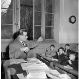 I.P.N. : un professeur et ses élèves en classe