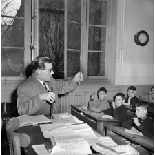 I.P.N. : un professeur et ses élèves en classe