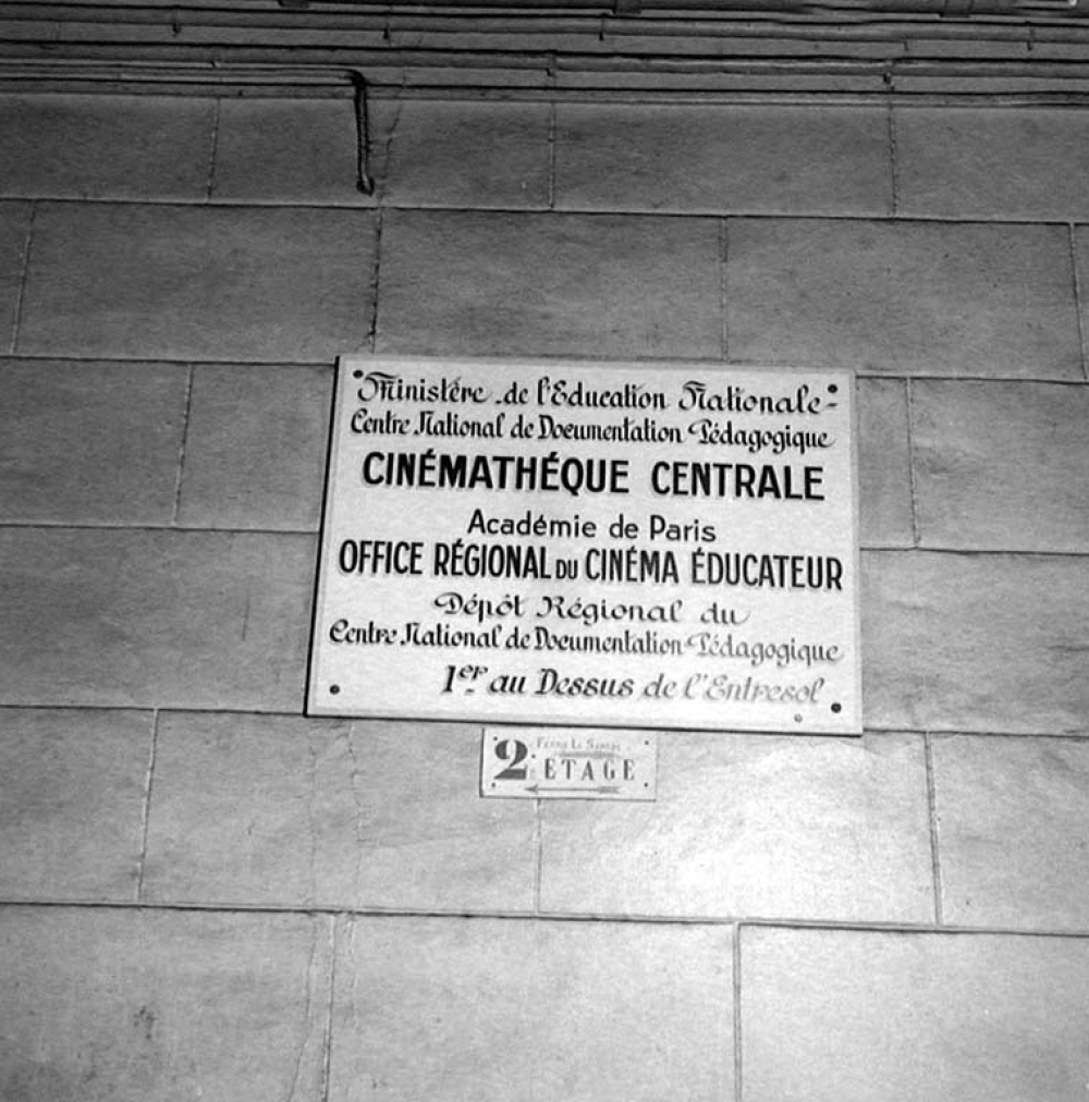 Exposition I.P.N. : dans la rue, plaque émaillée présentant la cinémathèque centrale.