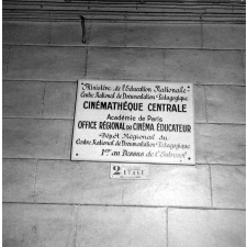 Exposition I.P.N. : dans la rue, plaque émaillée présentant la cinémathèque centrale.