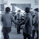 Ecole primaire. La ronde dans la classe.
