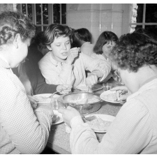 Lycée de jeunes filles de Saint-Germain-en-Laye : réfectoire