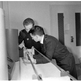 Ecole Nationale Supérieure de Mécanique et Aérotechnique : deux étudiants stagiaires de l'Ecole de l'Air de Salon-de-Provence (13) procèdent à une expérience en atelier sur la conductibilité thermique.