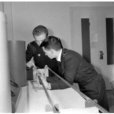 Ecole Nationale Supérieure de Mécanique et Aérotechnique : deux étudiants stagiaires de l'Ecole de l'Air de Salon-de-Provence (13) procèdent à une expérience en atelier sur la conductibilité thermique.