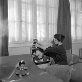 Lycée Duruy : une élève, dans sa chambre, installe des poupées.