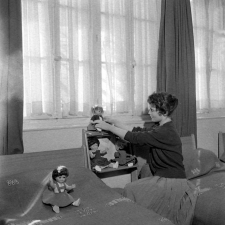 Lycée Duruy : une élève, dans sa chambre, installe des poupées.