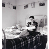 Sanatorium des étudiantes : Vence : Chambre : Ecoute de la radiophonie intérieure