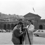 Conservatoire national des Arts et Métiers. Un groupe de géomètres devant l'entrée principale.