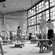 Atelier artistique : la réalisation d'une sculpture à partir d'un modèle de jeune femme nue.