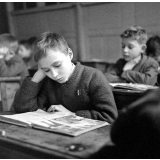 Ecole primaire de la Seine, rue Robert Estienne : un élève en activité de lecture.