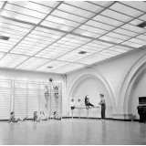 Lycée Duruy : le gymnase. Un entraînement à la barre fixe et à l'espalier. Les mouvements d'élongation.