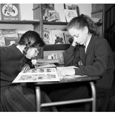 Bibliothèque des enfants à Paris : lecture de bandes dessinées