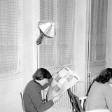 Collège d'enseignement technique pour jeunes filles. Dans la salle de détente (le foyer), une élève consulte un journal.