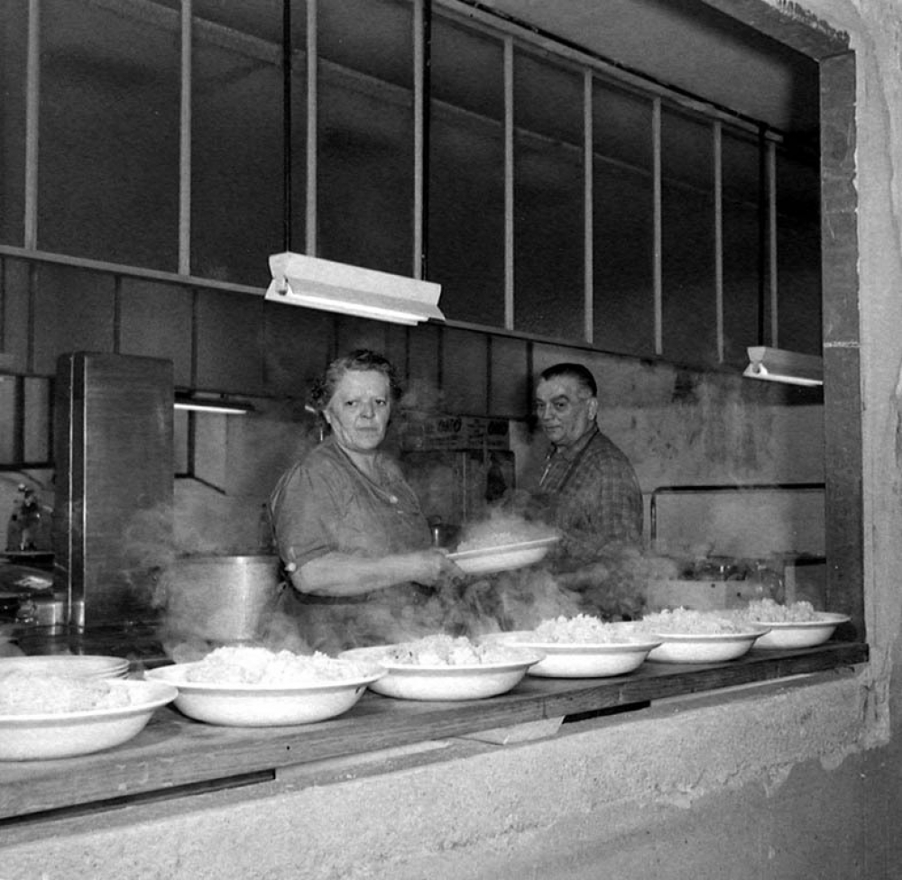 Collège d'enseignement technique pour jeunes filles. La cuisine. La cuisinière prépare les plats.