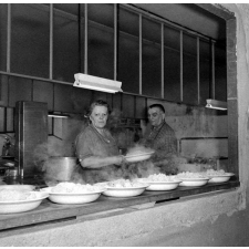 Collège d'enseignement technique pour jeunes filles. La cuisine. La cuisinière prépare les plats.
