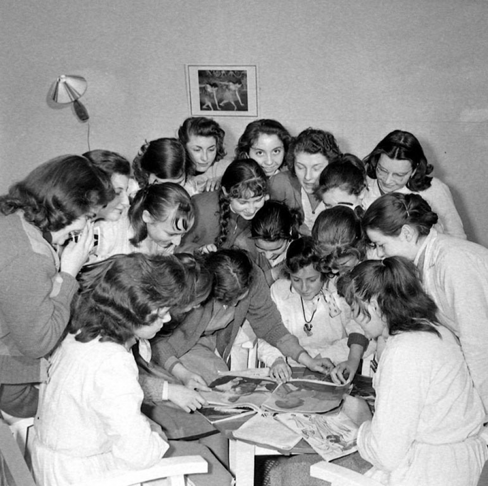 Collège d'enseignement technique pour jeunes filles. Dans la salle de détente, les élèves feuilletent un magazine.