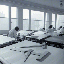 Lycée technique Jacquard : cours de dessin industriel. Elèves électriciennes de première année.
